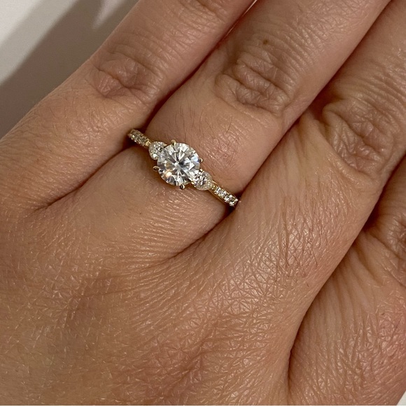✨NEW✨ 10K SOLID Yellow Gold 1 CT Round MOISSANITE 3 Stone Engagement Ring 8.5 - Picture 10 of 12